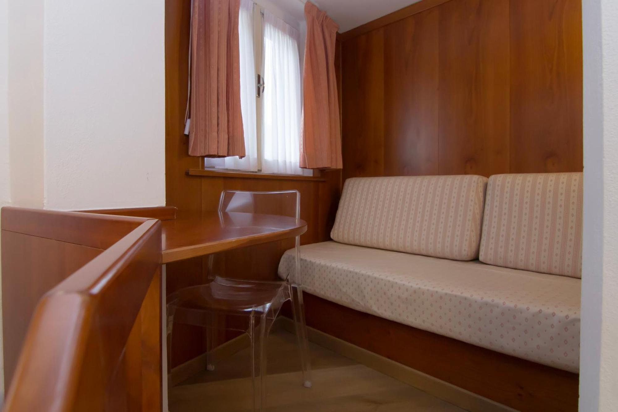 Hotel Miralago Bossico Bilik gambar
